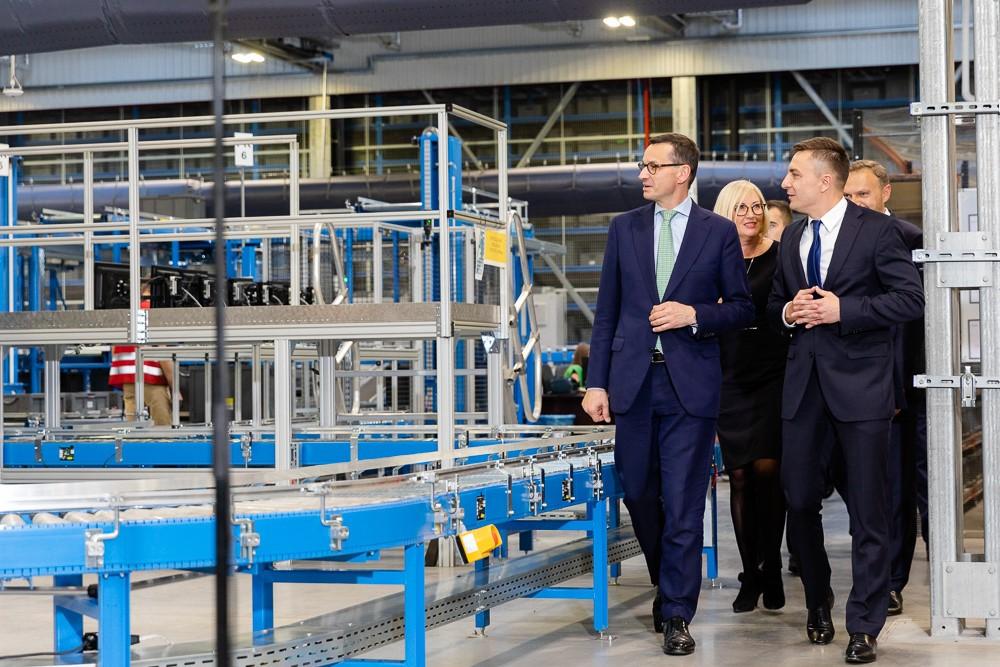 Premier Mateusz Morawiecki podczas zwiedzania firmy x-kom.