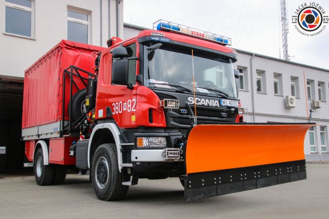 Samochód Ciężki Kwatermistrzowski Scania przed budynkiem KM PSP Siedlce.