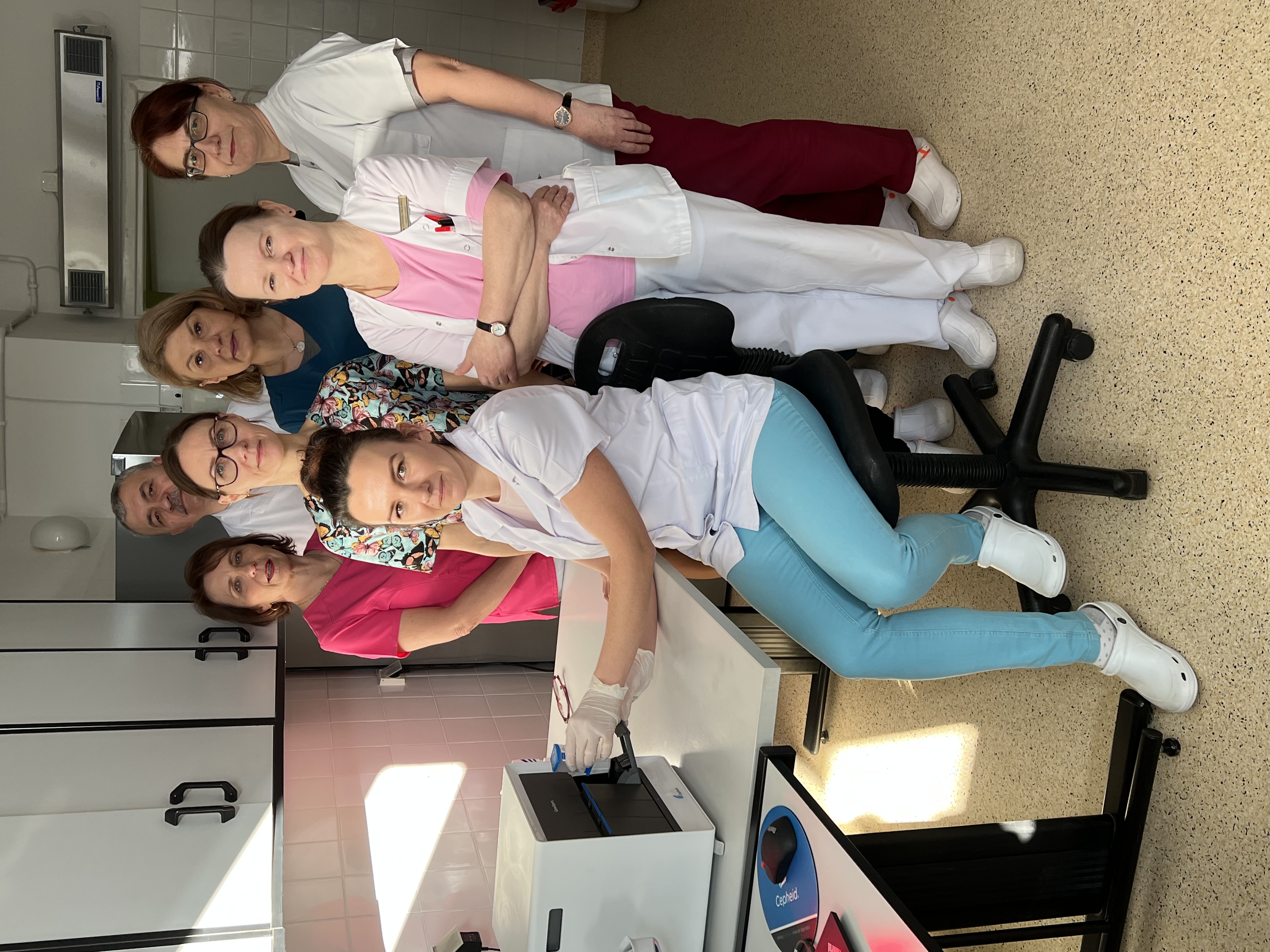 Przedstawiciele zespołu laborantów odpowiedzialnego za przeprowadzanie badań RT-PCR w kierunku SARS-CoV-2 na grupie badanych pacjentów, od lewej: Katarzyna Dmochowska, Beata Olczyk, Agnieszka Okołowicz, Bożena Ślesicka, Dariusz Okołowicz, Magdalena Bubień, Maria Mazuruk