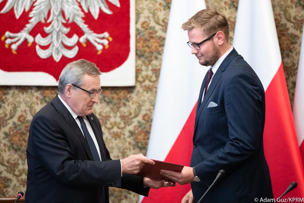 Wicepremier Piotr Gliński wręcza nominację Ministrowi Michałowi Wosiowi.