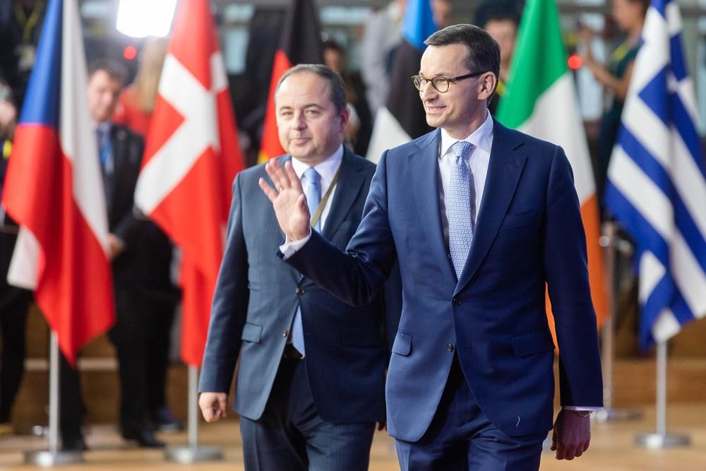 Minister Konrad Szymański i premier Mateusz Morawiecki na dywanie w Brukseli.