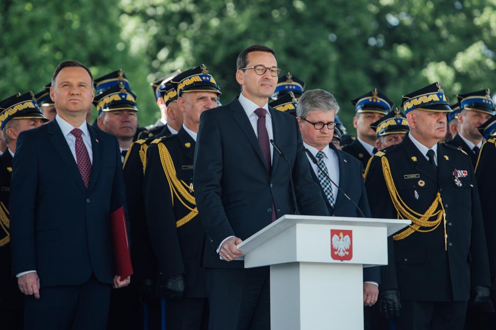 Premier Mateusz Morawiecki przy mównicy na uroczystości z okazji Dnia Strażaka.