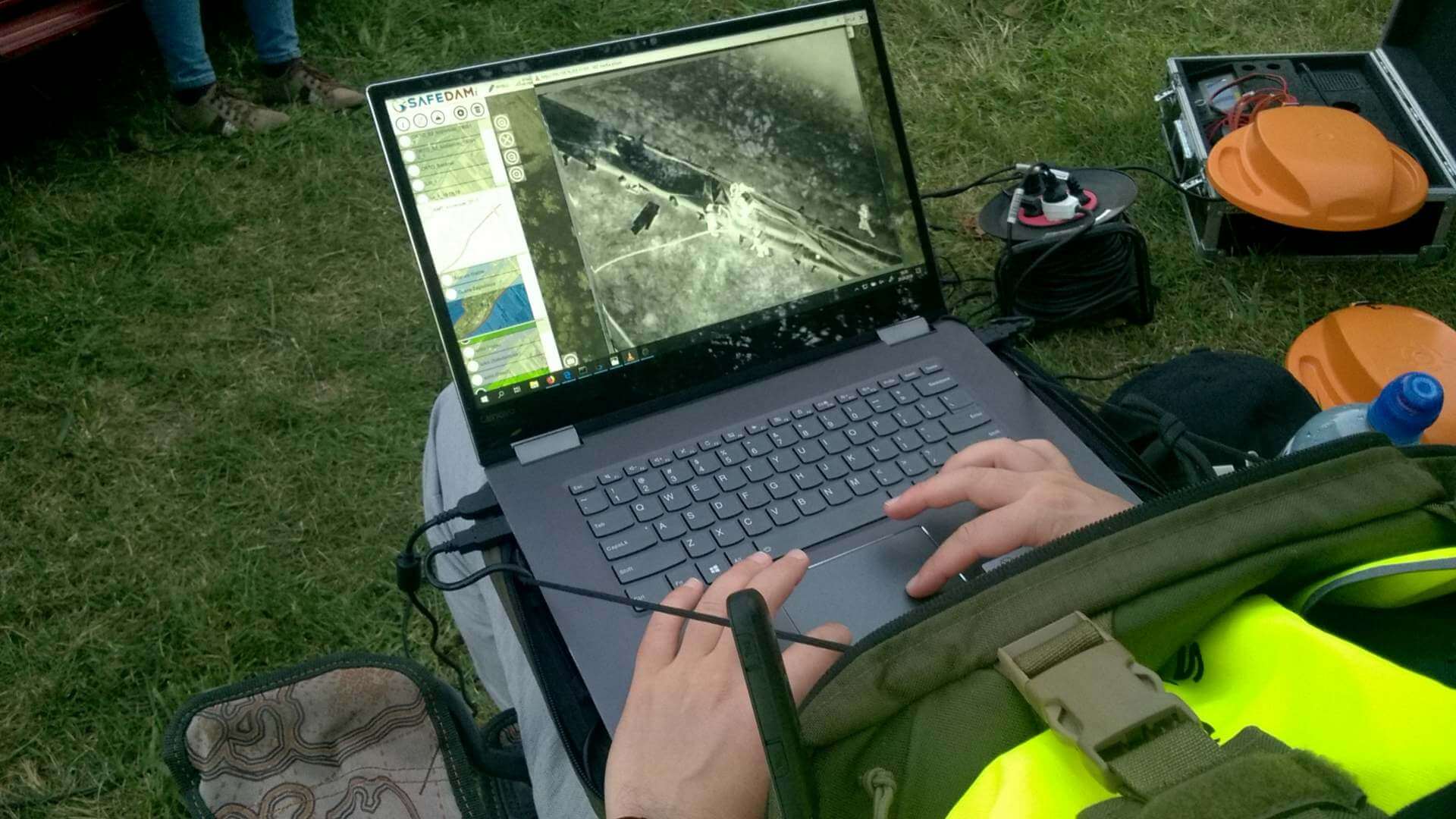Mężczyzna przegląda w terenie na laptopie dane z systemu SAFEDAM