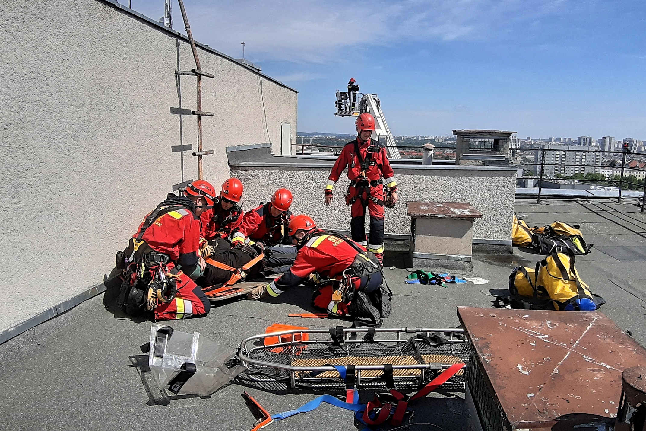 5 strażaków ratownictwa wysokościowego na dachu budynku podczas ćwiczeń