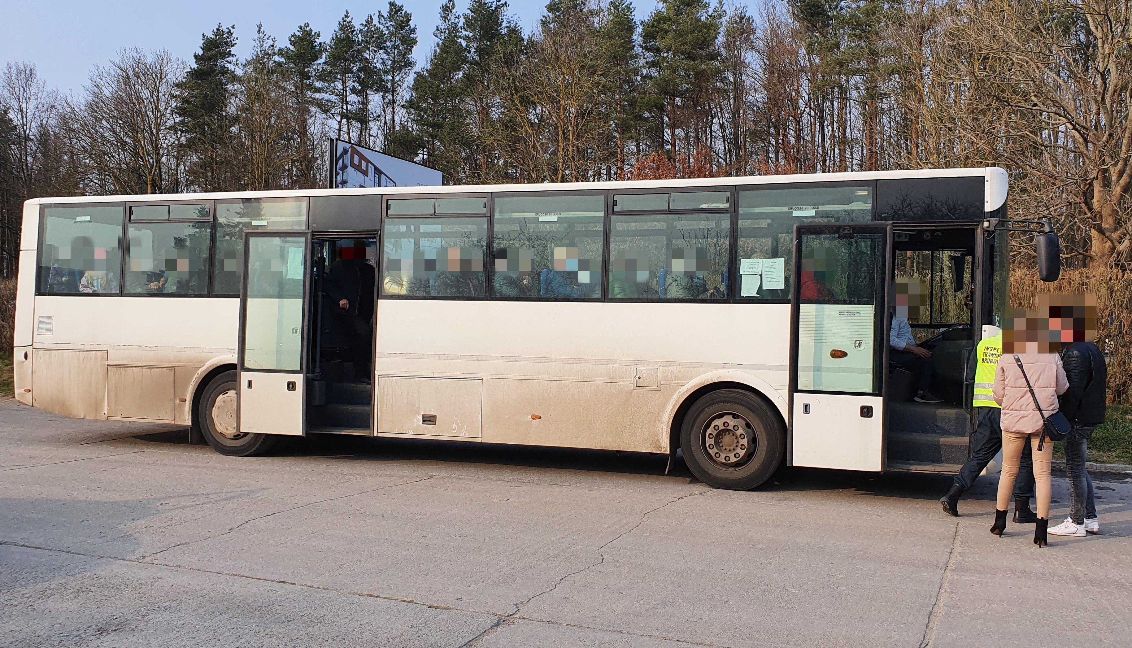 Autobusem linii regularnej przewożono za dużo pasażerów.