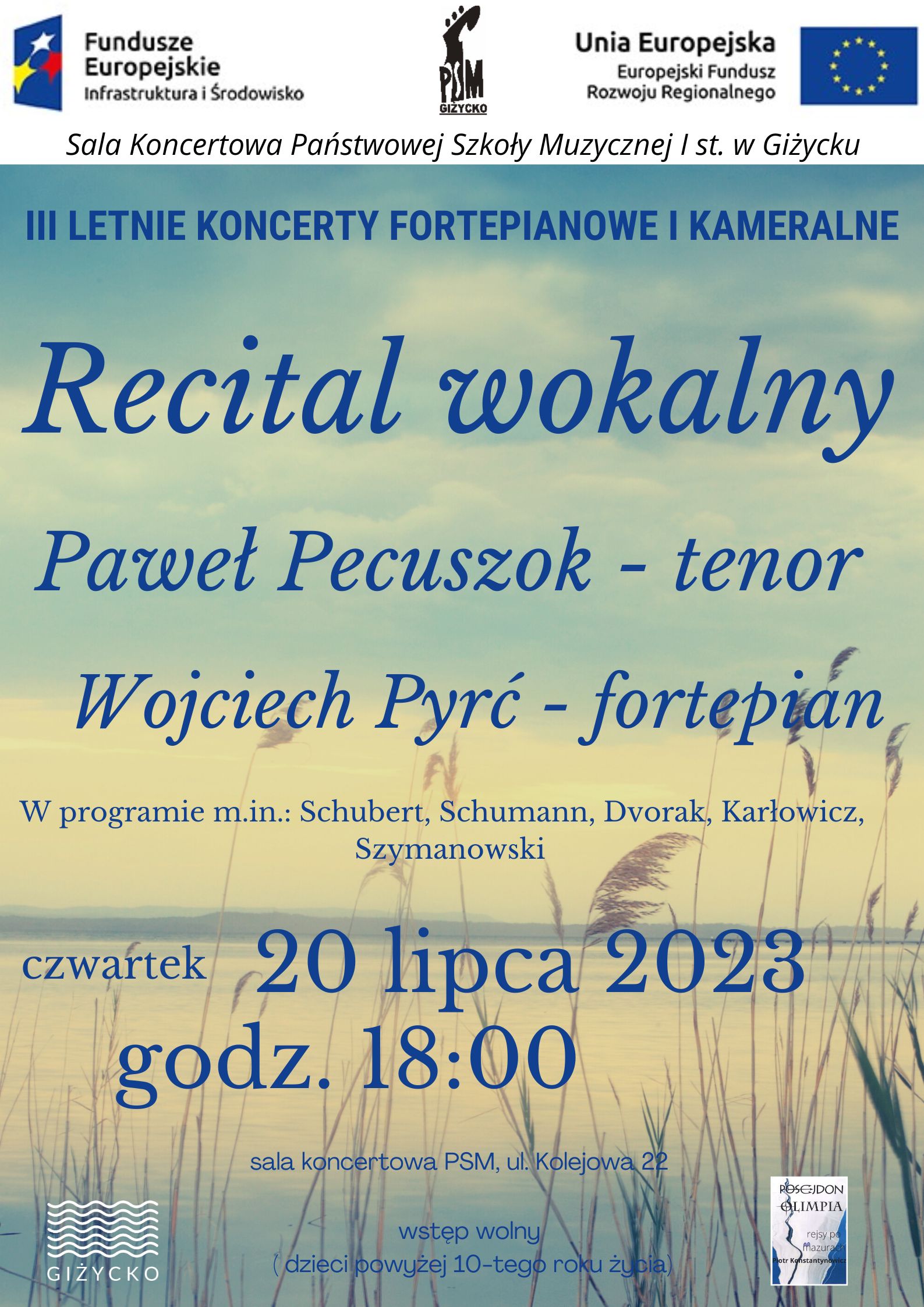Plakat w pionie, na tle delikatnego jeziora i trzcin, niebieskimi literami informacja o recitalu wokalnym pana Pawła Pecuszok, któremu towarzyszyć będzie pianista pan Wojciech Pyrć. Termin koncertu 20 lipca o godzinie 18:00. Wstęp wolny. U dołu plakatu loga sponsorów koncertu. U góry plakatu od lewej strony logo Funduszy europejskich, logo szkoły oraz Flaga Unii Europejskiej.