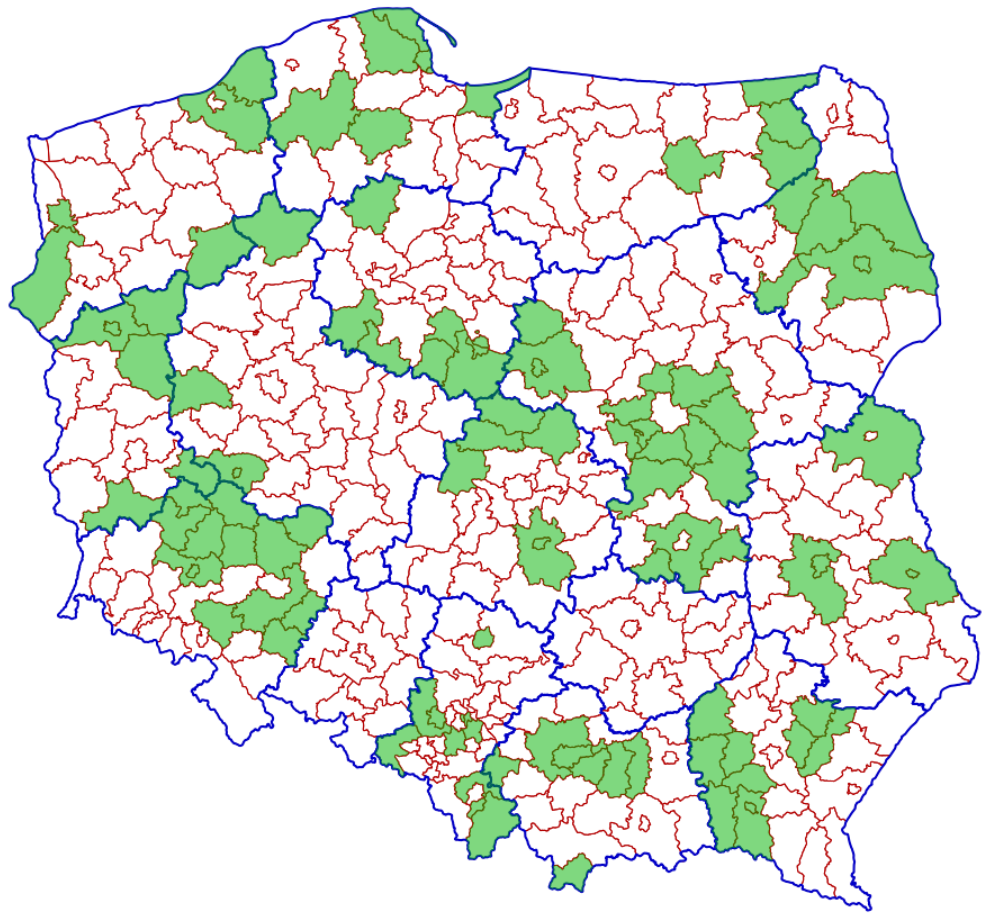 Ilustracja przedstawiająca mapę polski zawierającą granice administracyjne województw i powiatów. Kolorem zielonym zostały zaznaczone powiaty, które uruchomiły odbieranie zawiadomień elektronicznych o zmianach w Księgach Wieczystych.