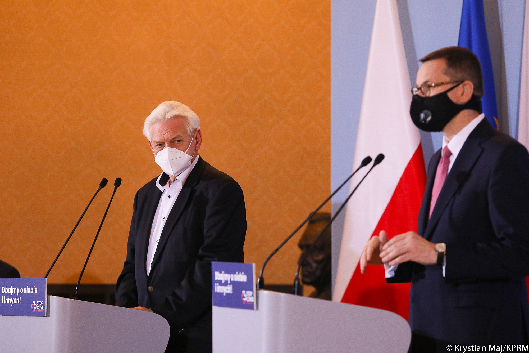 Konferencja prasowa, premier Mateusz Morawiecki i prof. Andrzej Horban stoją przy mównicach. Na twarzach mają maseczki.