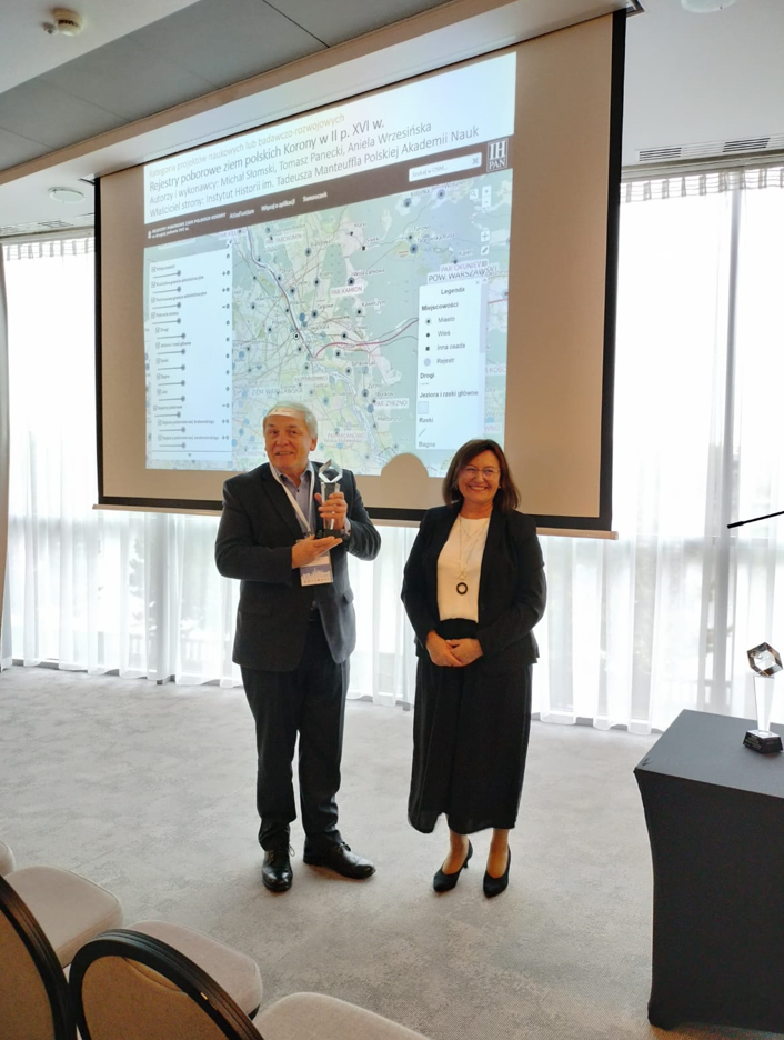 GGK Alicja Kulka wręcza nagrodę w konkursie "Internetowa Mapa Roku"