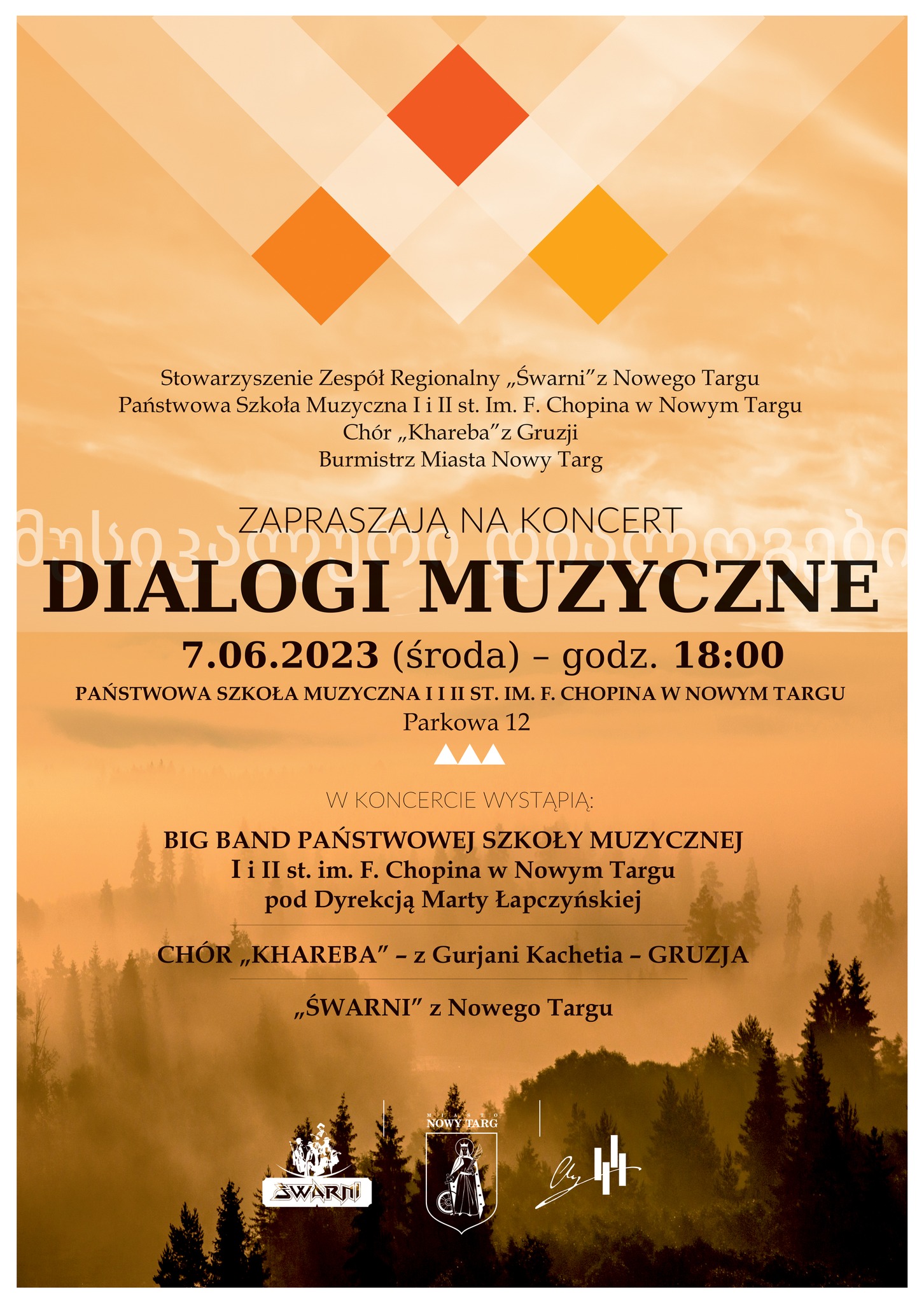 Plakat w tonacji pomarańczowo-bezowej. Dolna część plakatu to las spowity mgłą, w górnej części kolorowe romby. Na plakacie od góry nazwa instytucji zaangażowanych w koncert. Poniżej pełna nazwa koncertu, następnie czas i miejsce oraz godzina wydarzenia. Na samym dole loga organizatorów i wykonawców.