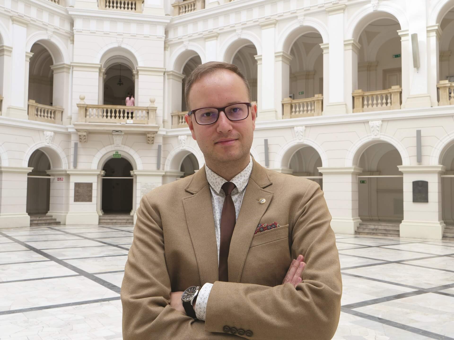 Doctor engineer Krzysztof Bakuła, chairman of the SAFEDAM Steering Committee, Faculty of Geodesy and Cartography, Warsaw University of Technology, stands in the university hall