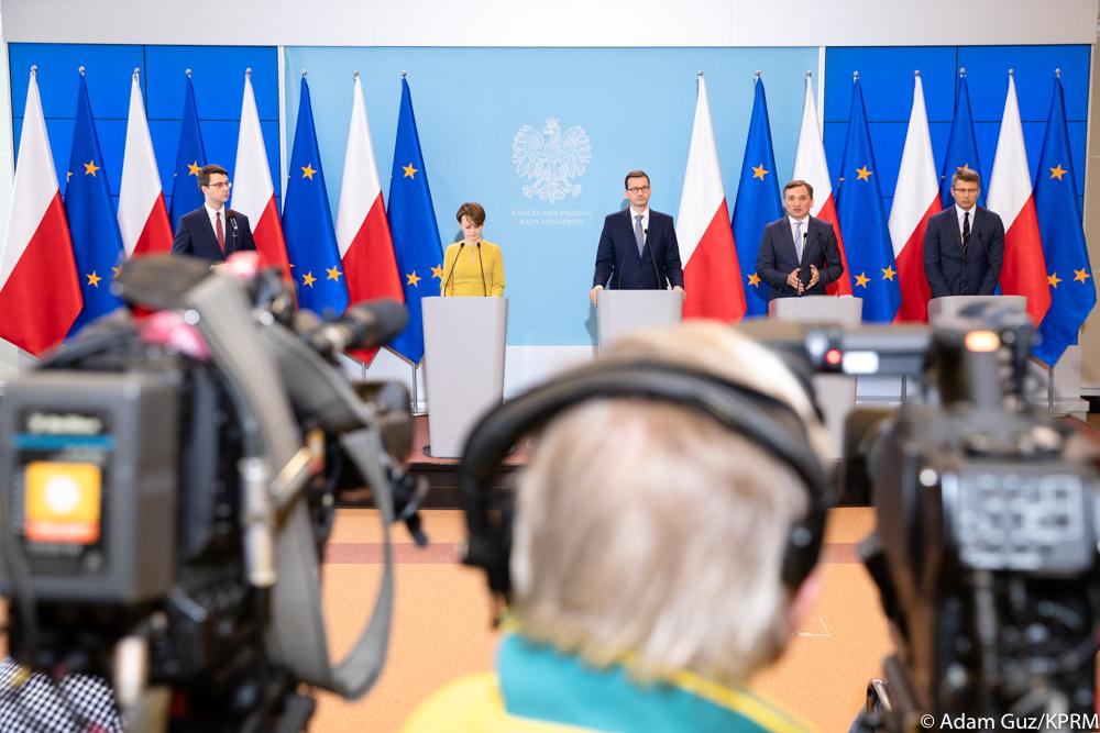 Premier Mateusz Morawiecki, minister Jadwiga Emilewicz, minister Zbigniew Ziobro oraz podsekretarz stanu Marcin Warchoł podczas konferencji.