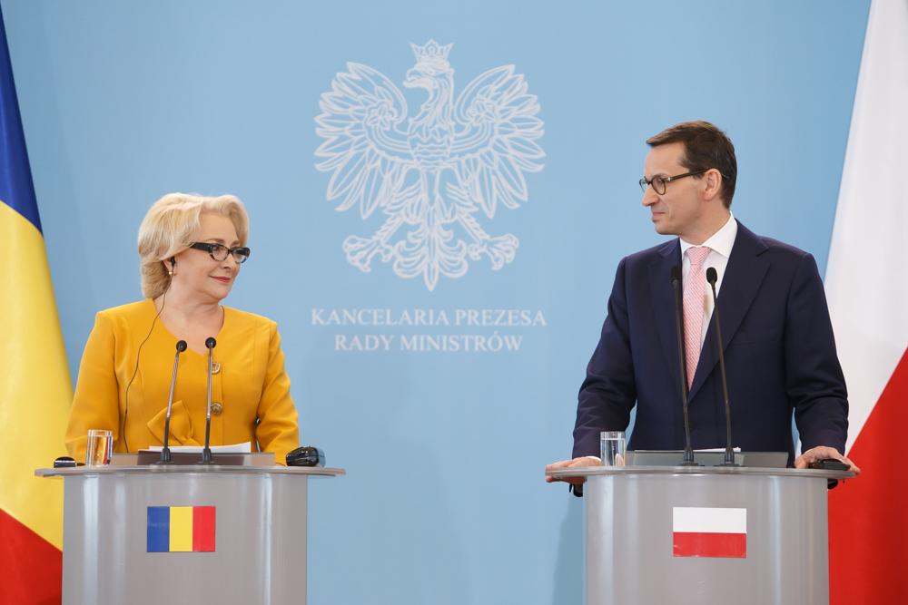 Premier Mateusz Morawiecki oraz premier Rumunii przy mówinicach.