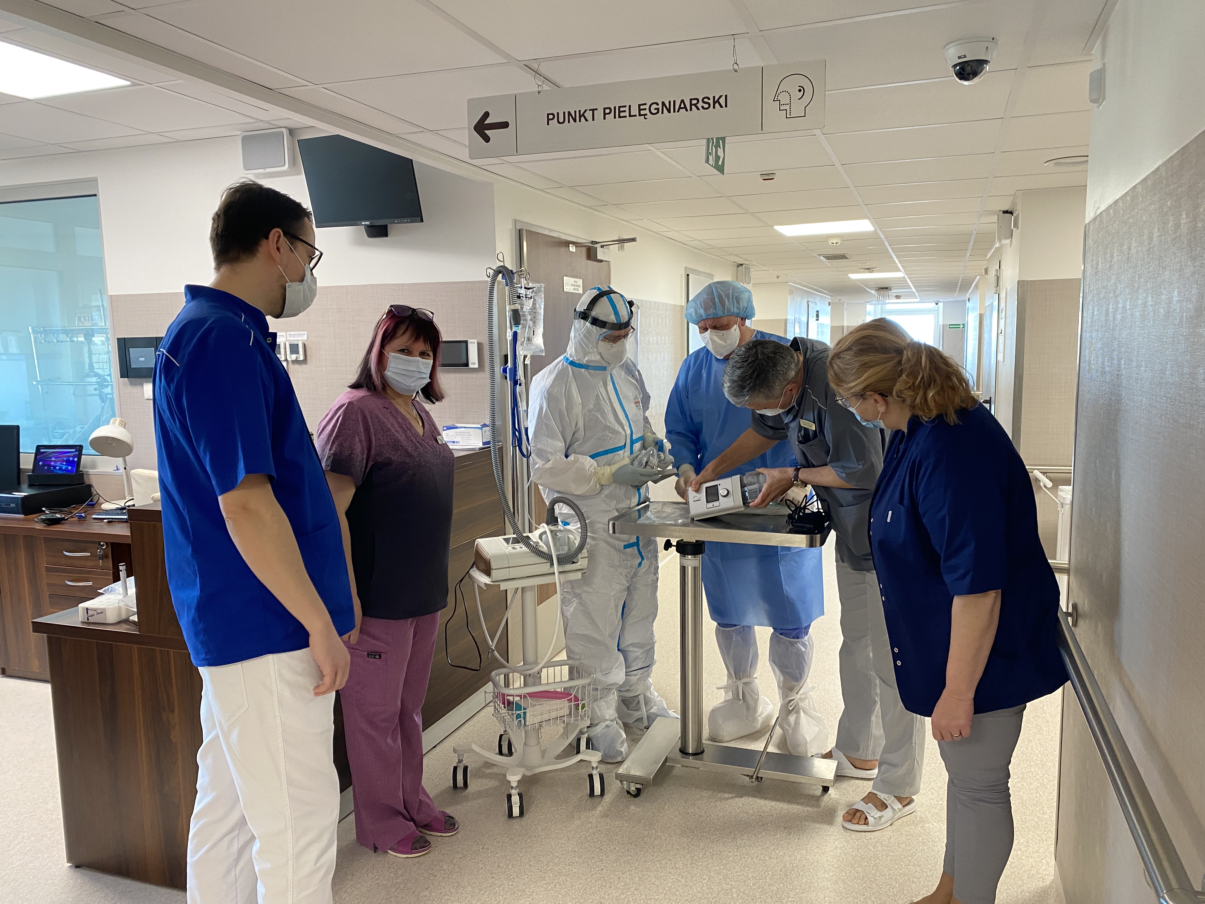Przygotowania aparatury medycznej w postaci pompy BiPAP i HFNT przed przystąpieniem do leczenia chorej z niewydolnością oddechową w przebiegu zakażenia SARS-CoV-2 zgodnie z „Procedurą zastosowania BiPAP w leczeniu COVID-19”