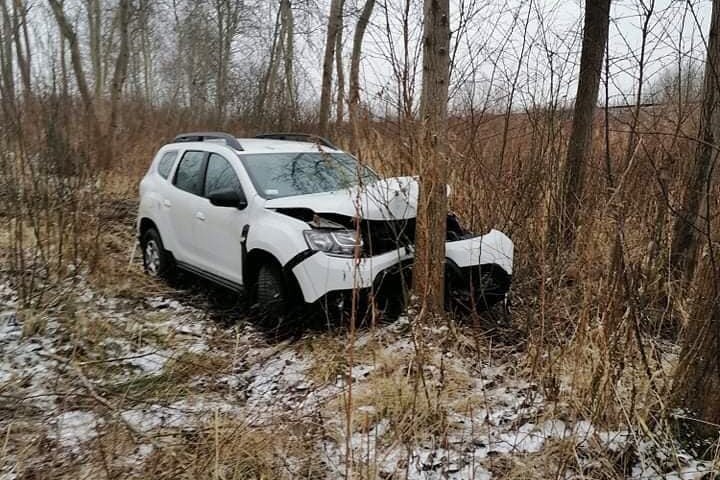 Podczas prowadzenia działań na przejeździe kolejowym, na zakręcie drogi przed przejazdem, doszło do wpadnięcia w poślizg pojazdu osobowego i zjechania na pobocze a następnie uderzenia czołowego w drzewo. 