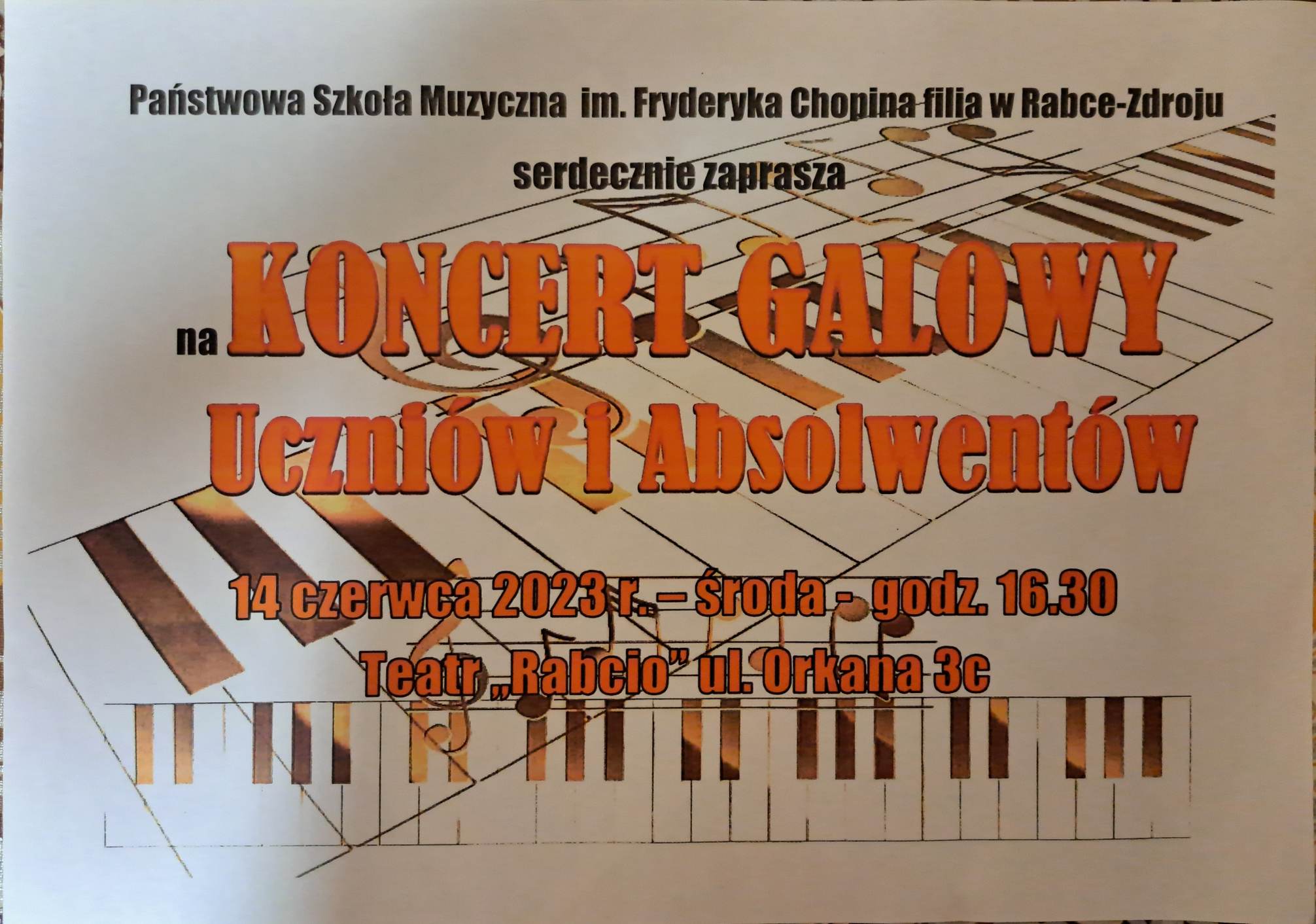 Plakat na jasnym tle. Na drugim planie klawiatura fortepianowa oraz nuty na pięciolinii. Na górze pełna nazwa filii szkoły, następnie pełna nazwa wydarzenia oraz godzina, miejsce oraz data.