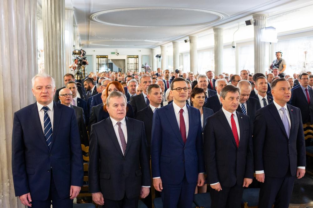 Od lewej stoją wicepremier Jarosław Gowin, wicepremier Piotr Gliński, premier Mateusz Morawiecki, marszałek sejmu Marek Kuchciński oraz prezydent Andrzej Duda.