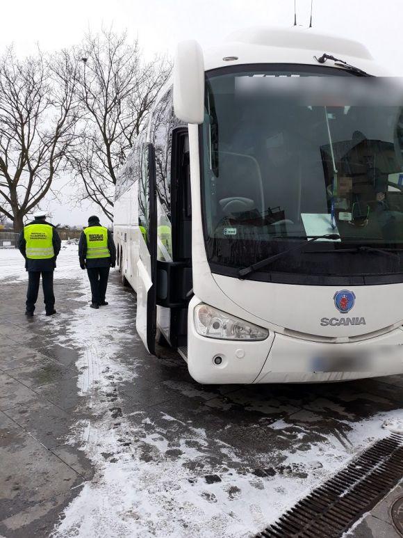 Inspektorzy podczas kontroli autokaru