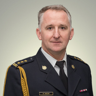 Naczelnik wydziału Informatyki i Łączności st. bryg. mgr inż. Ryszard Sałek w mundurze galowym.