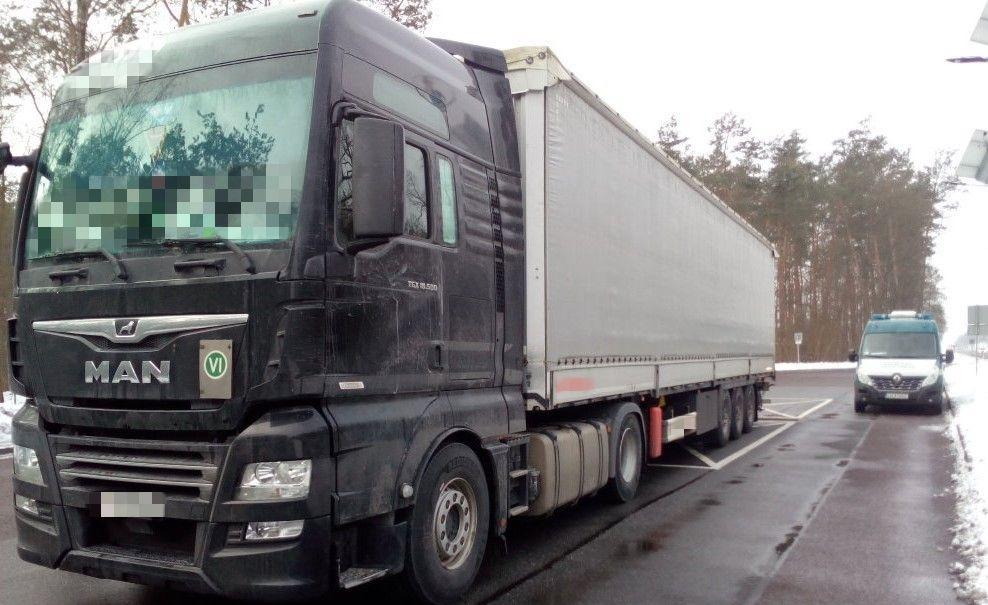 Ciężarówka kontrolowana przez patrol lubelskiej ITD.