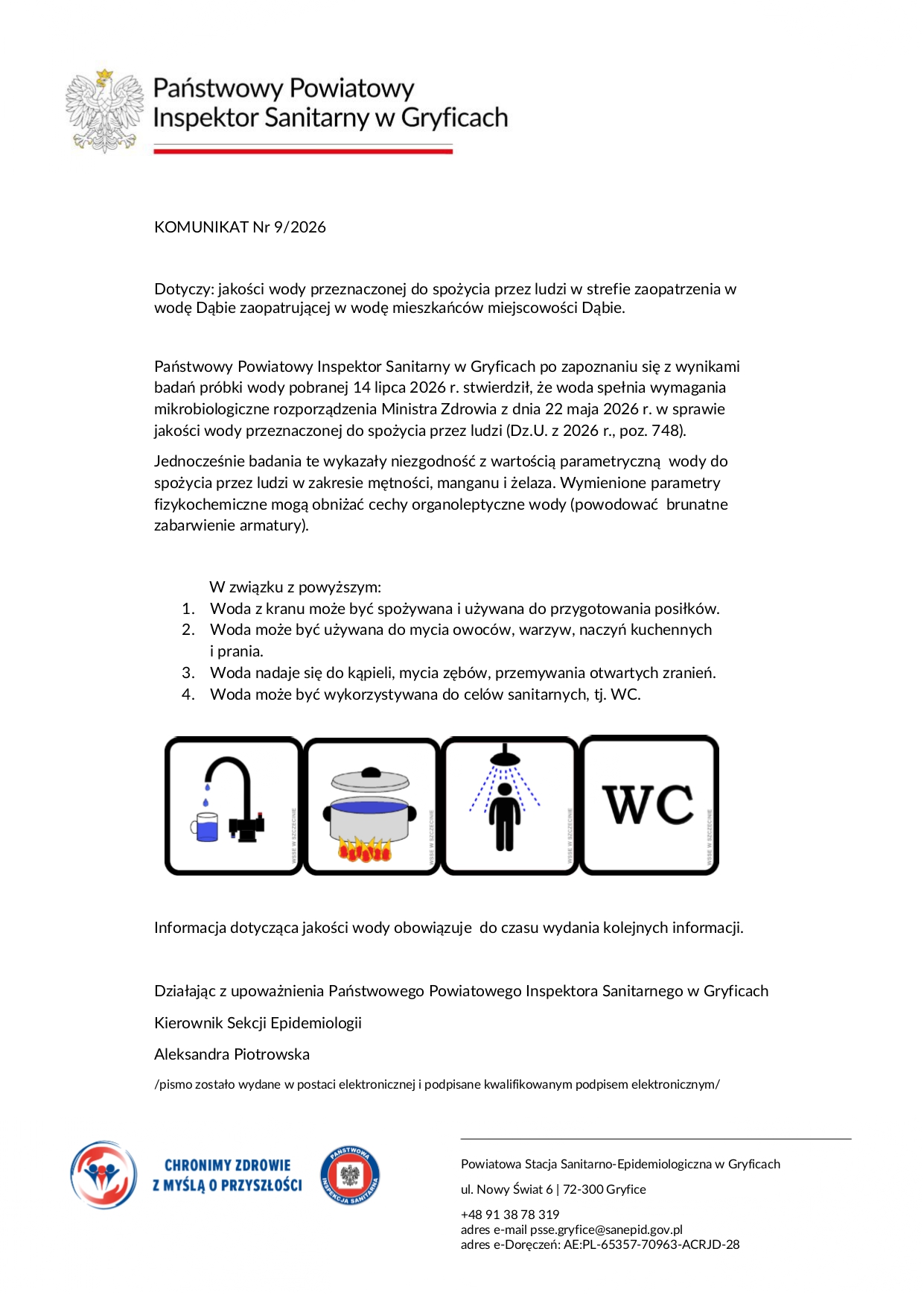 Komunikat nr 9/2026 Państwowego Powiatowego Inspektora Sanitarnego w Gryficach dotyczący jakości wody przeznaczonej do spożycia przez mieszkańców miejscowości Dąbie. Informacja wskazuje, że woda spełnia wymagania mikrobiologiczne, jednak stwierdzono przekroczenia parametrów fizykochemicznych w zakresie mętności, manganu i żelaza, co może powodować brunatne zabarwienie armatury. Woda może być spożywana, używana do przygotowywania posiłków, mycia żywności, naczyń, prania, kąpieli, mycia zębów oraz do celów sanitarnych. Treść zilustrowano piktogramami przedstawiającymi kran z wodą do picia, gotowanie, prysznic i WC. Komunikat obowiązuje do czasu wydania kolejnych informacji. Na dole dokumentu znajdują się dane kontaktowe Powiatowej Stacji Sanitarno-Epidemiologicznej w Gryficach oraz logotypy instytucji