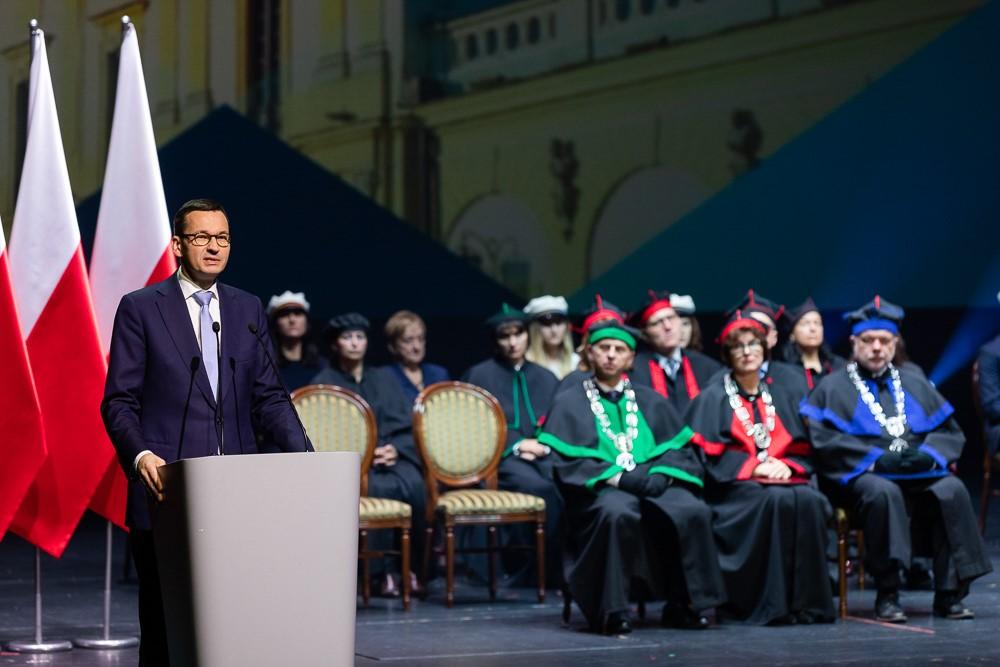 Premier przemawia na mównicy.