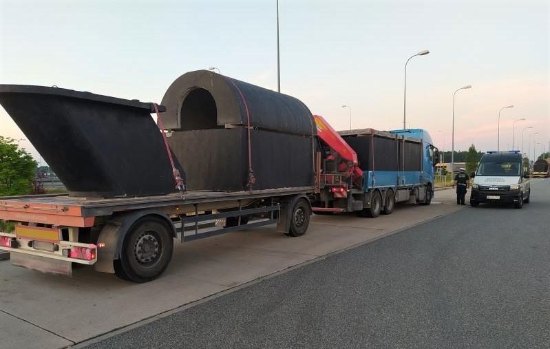 Zatrzymany do kontroli samochód ciężarowy z przyczepą przewoził szamba betonowe i piwniczkę.