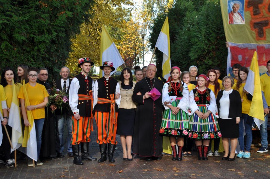 DZIEŃ PAPIESKI Z BISKUPEM