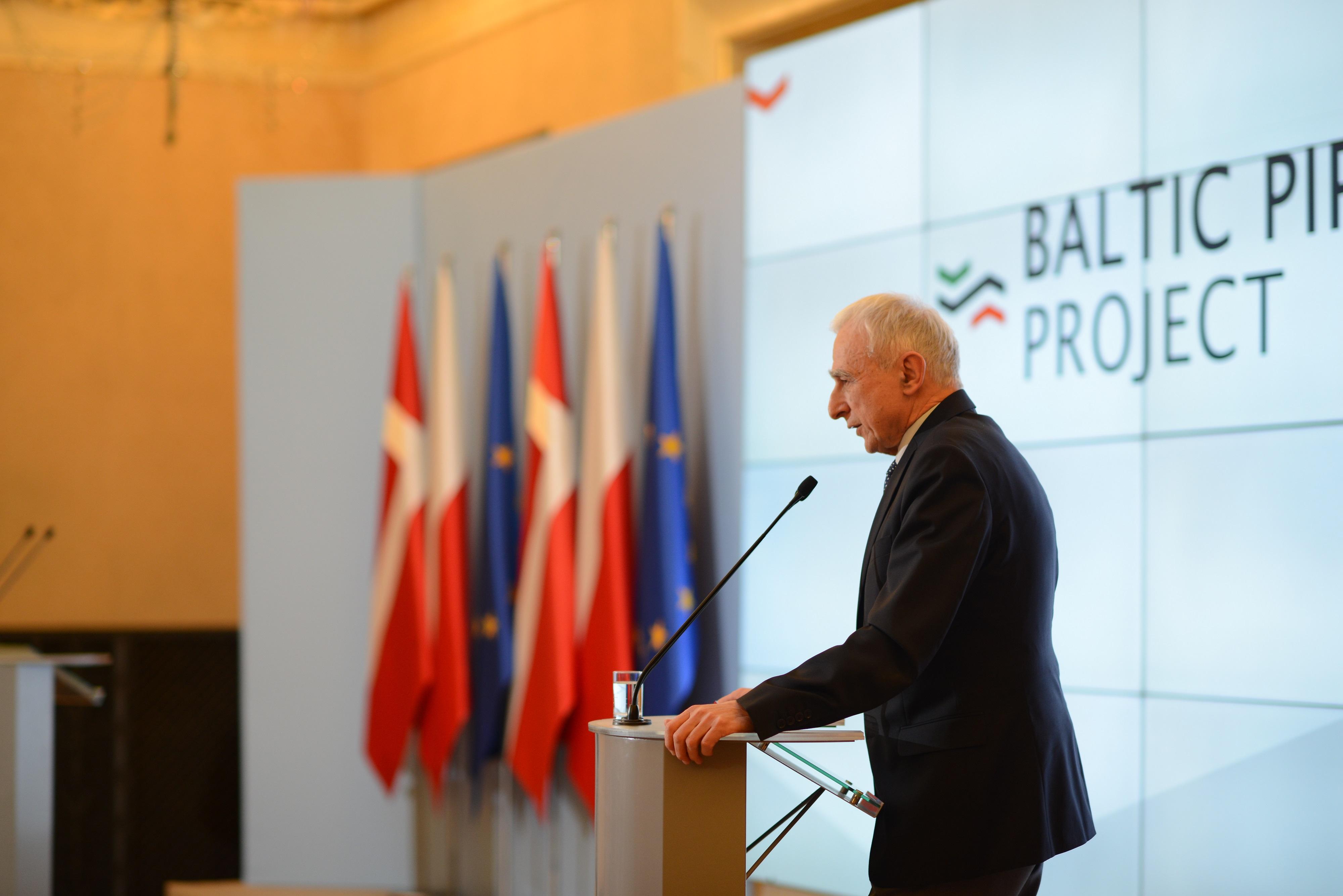 Sekretarz Stanu w Kancelarii Premiera Piotr Naimski przemawia.