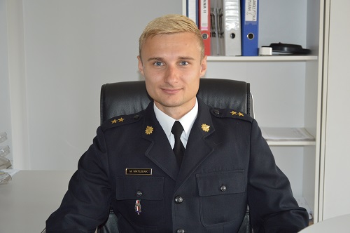Zdjęcie przedstawia dowódcę zmiany I JRG Koluszki mł.kpt. inż. Mariusza Matusiaka