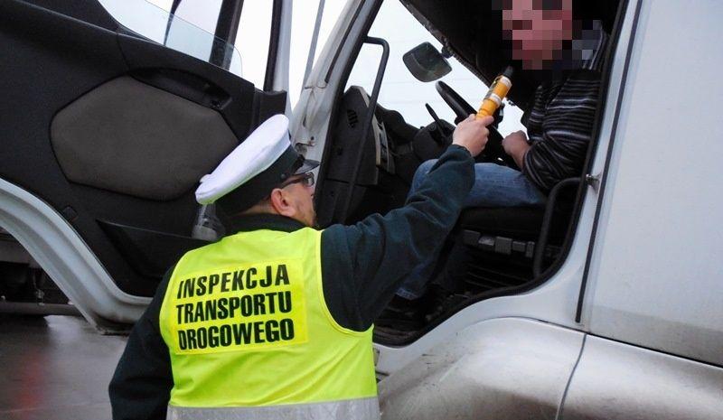 Inspektor ITD przeprowadza kontrolę trzeźwości kierowcy ciężarówki