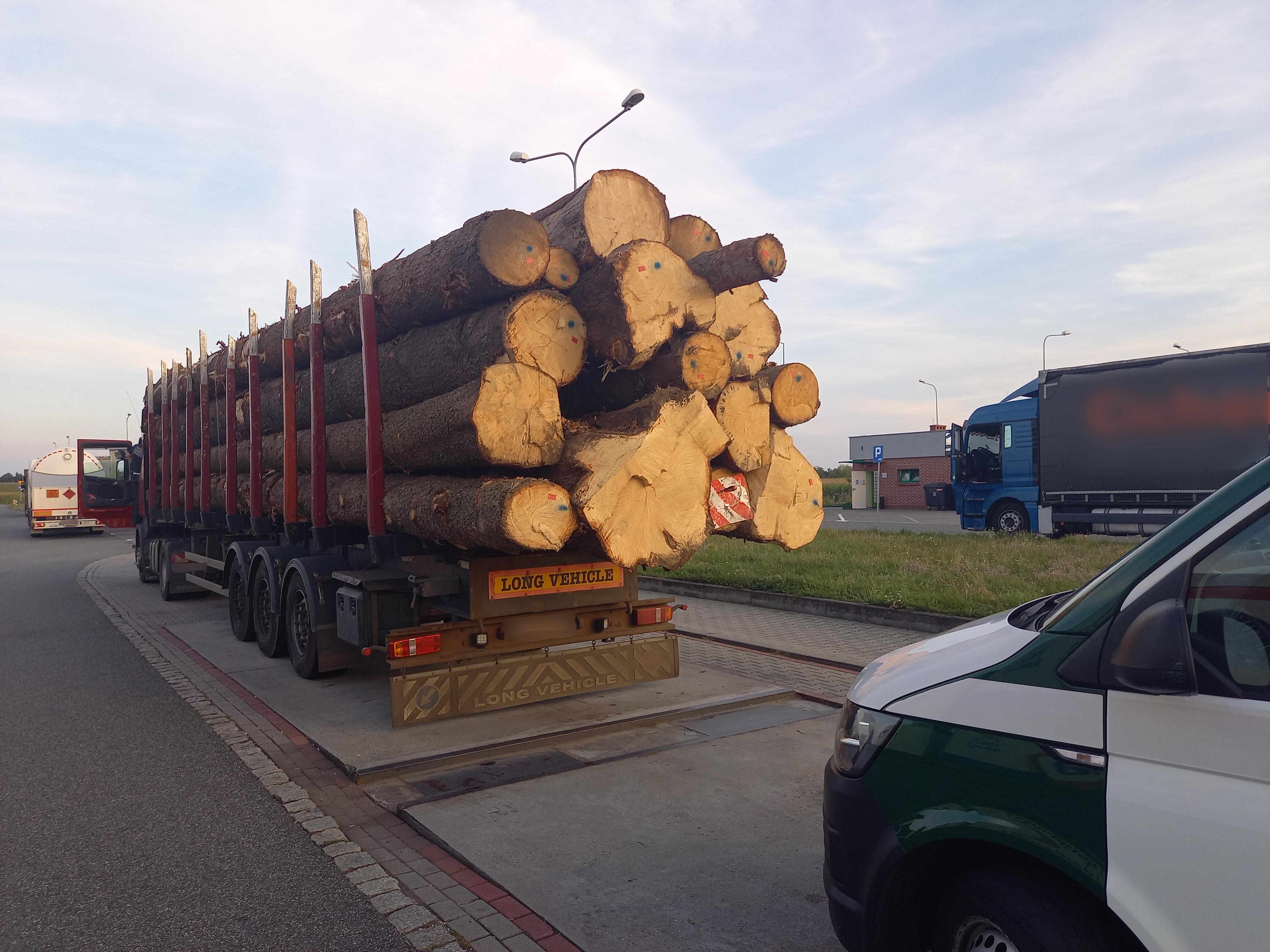 Zatrzymana ciężarówka z drewnem i radiowóz ITD