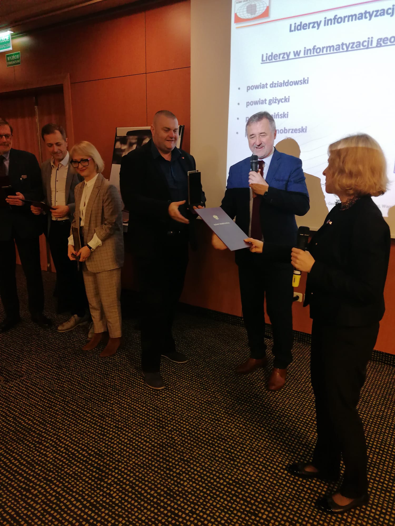 Zdjęcie przedstawia przedstawicieli nagrodzonych powiatów oraz Głównego Geodetę Kraju dr. hab. inż. Waldemara Izdebskiego.