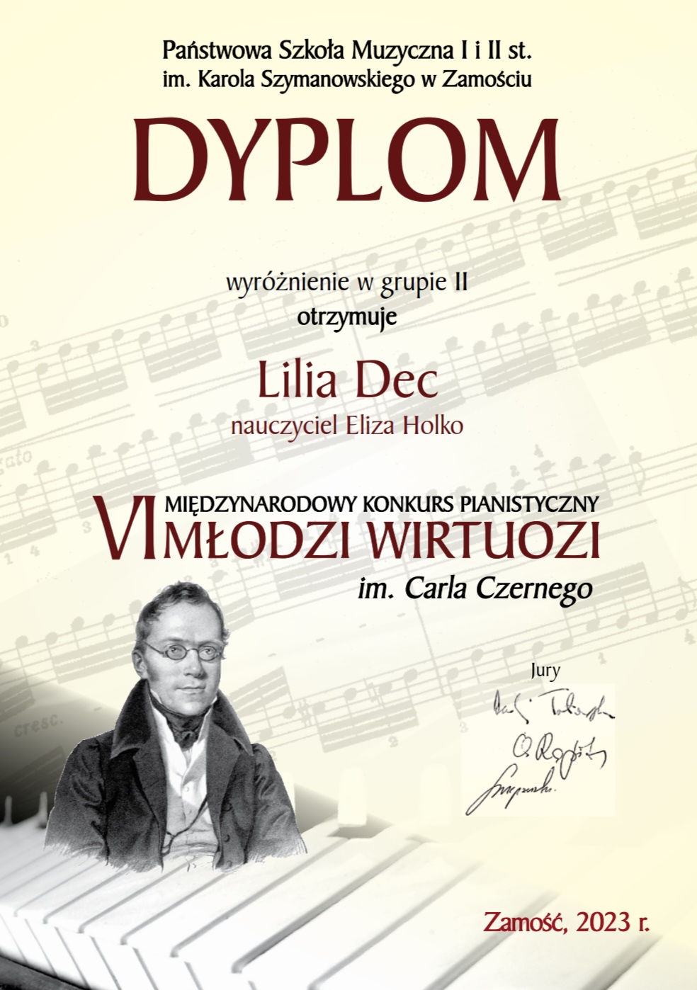 Na żółto szarym tle ciemno szare nuty, u dołu klawiatura fortepianu i popiersie Karla Czernego. Na pierwszym planie napis: Państwowa Szkoła Muzyczna I i II st. im. K. Szymanowskiego w Zamościu Dyplom wyróżnienie w grupie II otrzymuje Lilia Dec nauczyciel Eliza Holko, VI Międzynarodowy Konkurs Pianistyczny Młodzi Wirtuozi im. Karla Czernego. Pod spodem podpisy Jury i napis Zamość, 2023 r. 