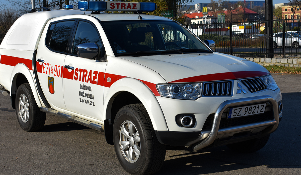 Zdjęcie przedstawia samochód rozpoznawczo-ratowniczy - lekki Mitsubishi L200