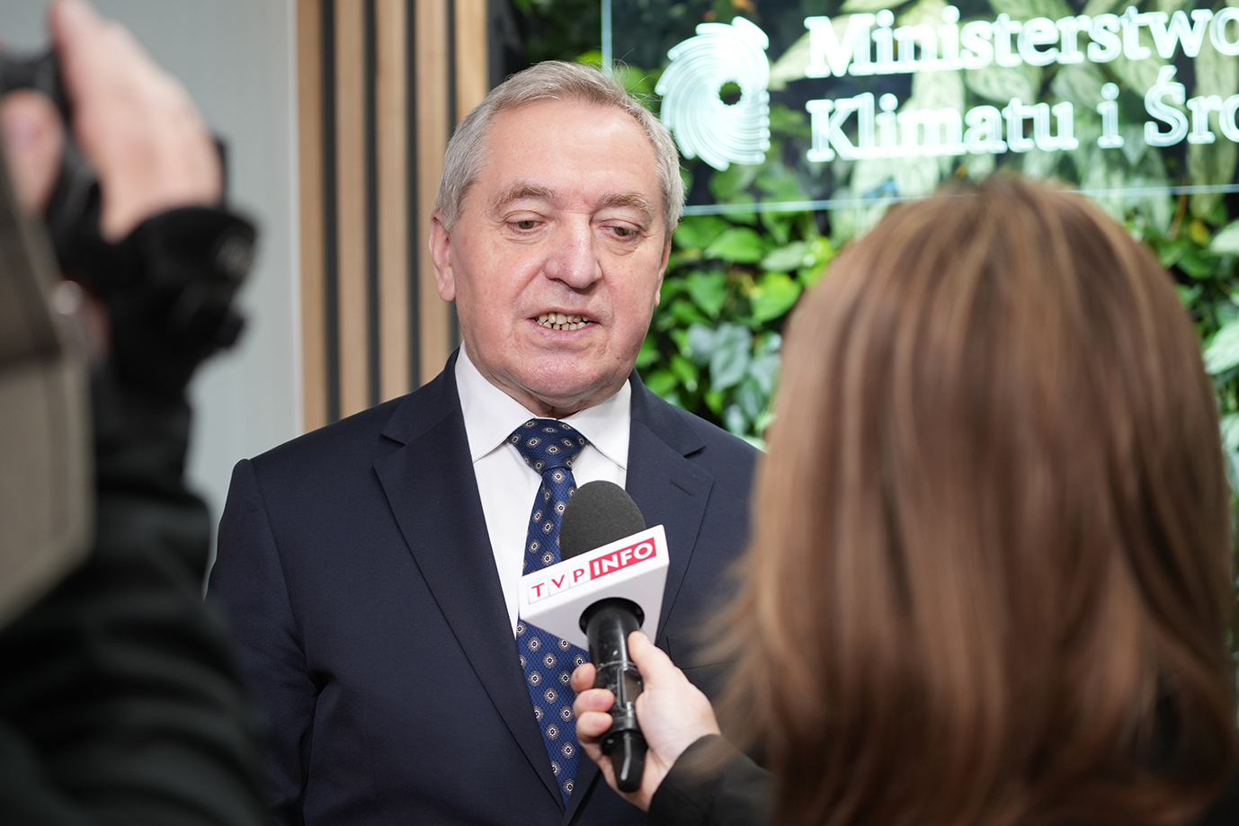 Wicepremier Henryk Kowalczyk podczas wywiadu dla mediów (fot. MRiRW)