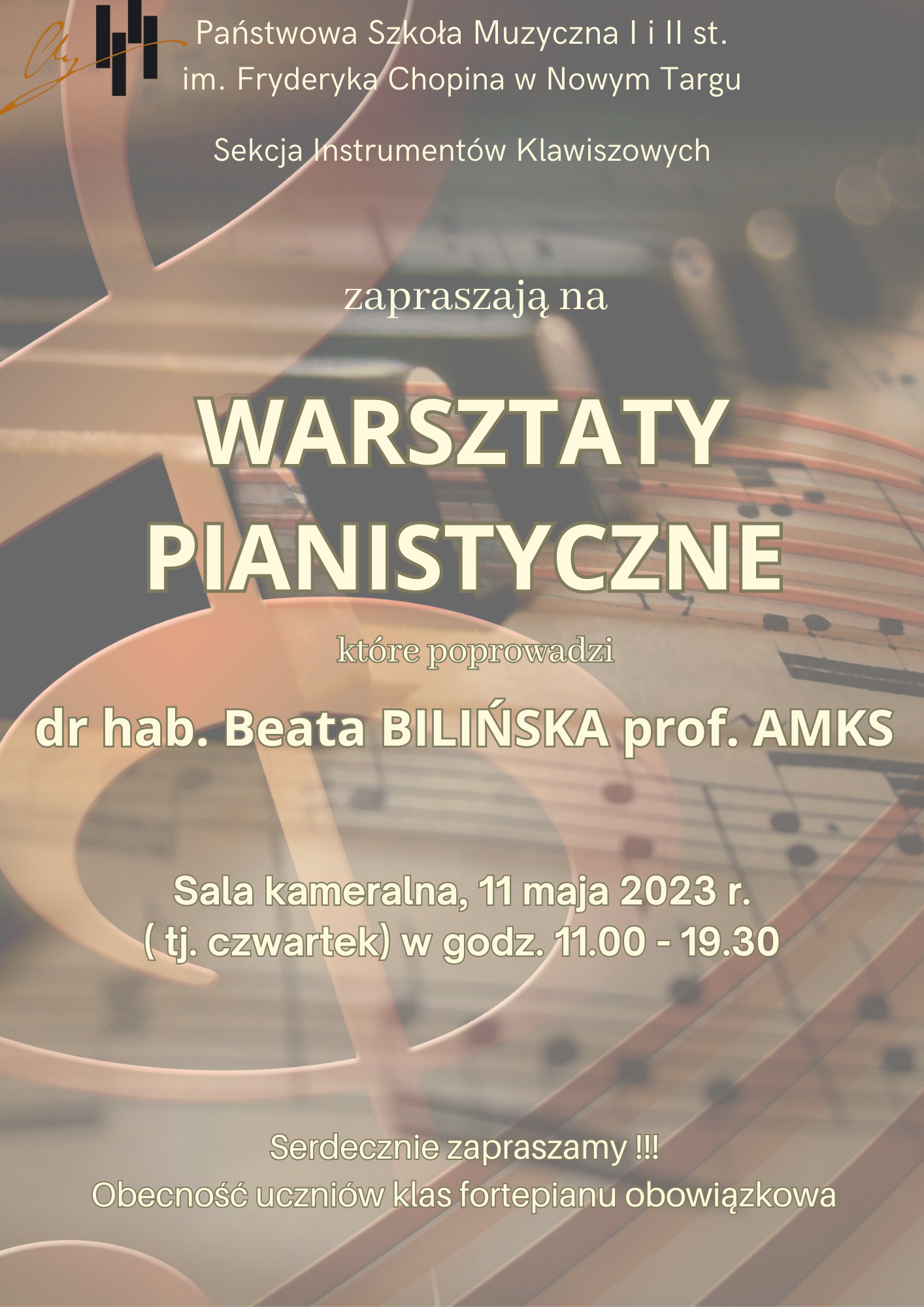 Plakat w kolorach czarno- beżowych. W tle rozmazana klawiatura na całej stronie klucz wiolinowy, nuty a w prawym dolnym rogu oraz na środku plakatu w różnych odcieniach beżu szarfy. W prawym górnym rogu logo szkoły, na środku pełna nazwa szkoły oraz sekcji organizującej wydarzenie. Po niżej na środku nazwa wydarzenia oraz dane prowadzącej warsztaty. Poniżej miejsce oraz czas warsztatów. Na samym dole informacja dla kogo są skierowane warsztaty.