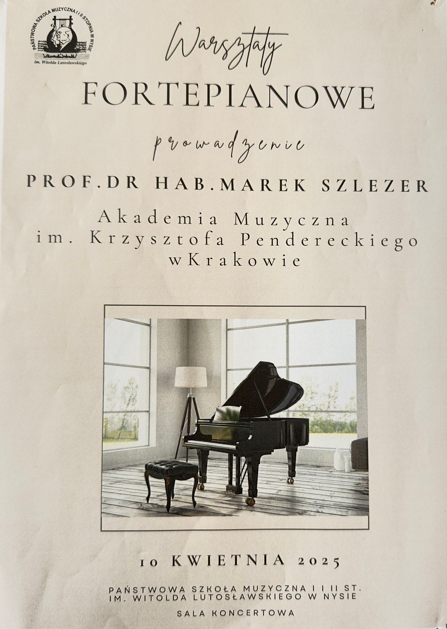 Plakat. Beżowe tło. Centralnie fotografia czarnego fortepianu z otwartą klapą i stołkiem na tle wielkich nowoczesnych okien. Teksty Warsztaty fortepianowe prowadzenie prof. dr hab.Marek Szlezer z AM im. K. Pendereckiego w Krakowie , 10 kwietnia 2025, PSM I i II st. im. W. Lutosławskiego Sala koncertowa