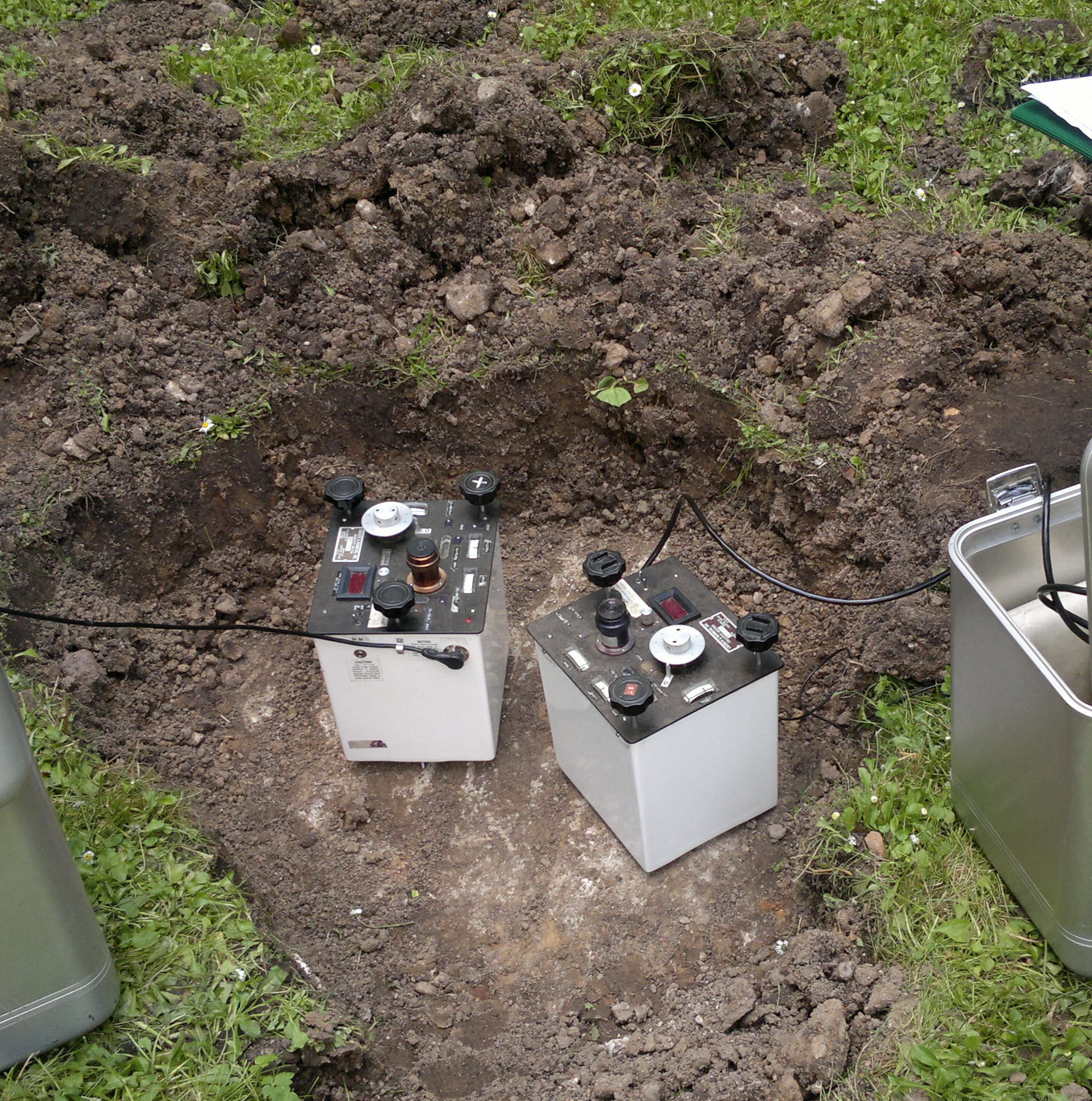 zdjęcie przedstawia pomiar grawimetryczny dwoma grawimetrami względnymi na punkcie osnowy grawimetrycznej klasy bazowej