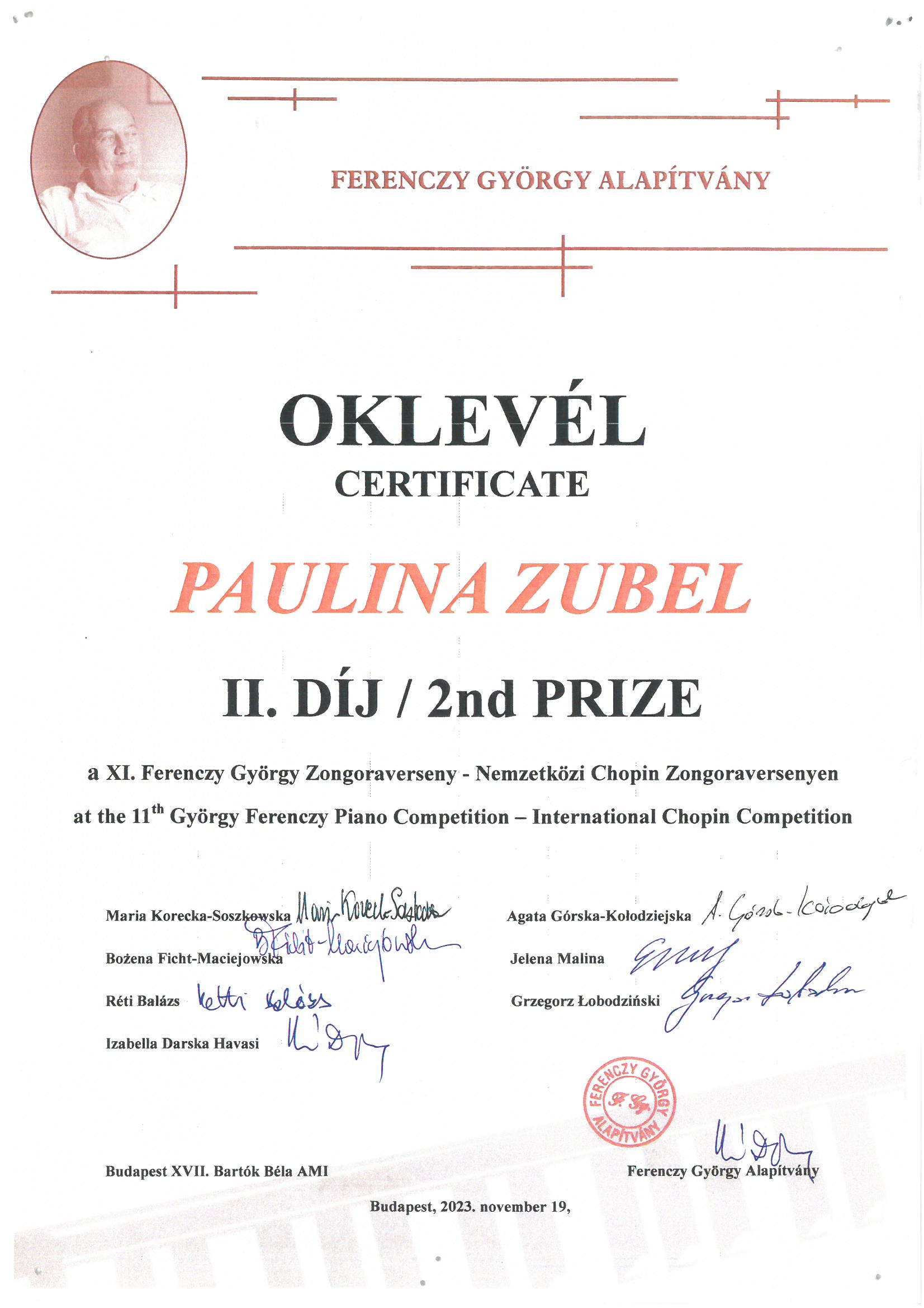 Dyplom dla Pauliny Zubel za zajęcie 2 miejsca w konkursie organizowanym w Budapeszcie w dn. 19 listopada 2023r. Czarne i pomarańczowe litery na białym tle, zdjęcie patrona konkursu