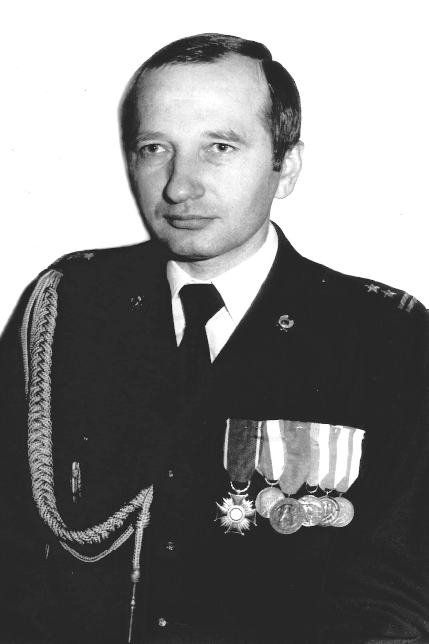 Męszczyzna w mundurze.