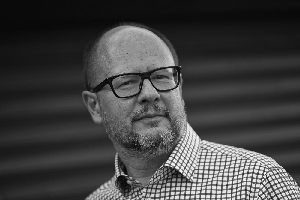 Czarno-biały portret Pawła Adamowicza, prezydenta Gdańska.