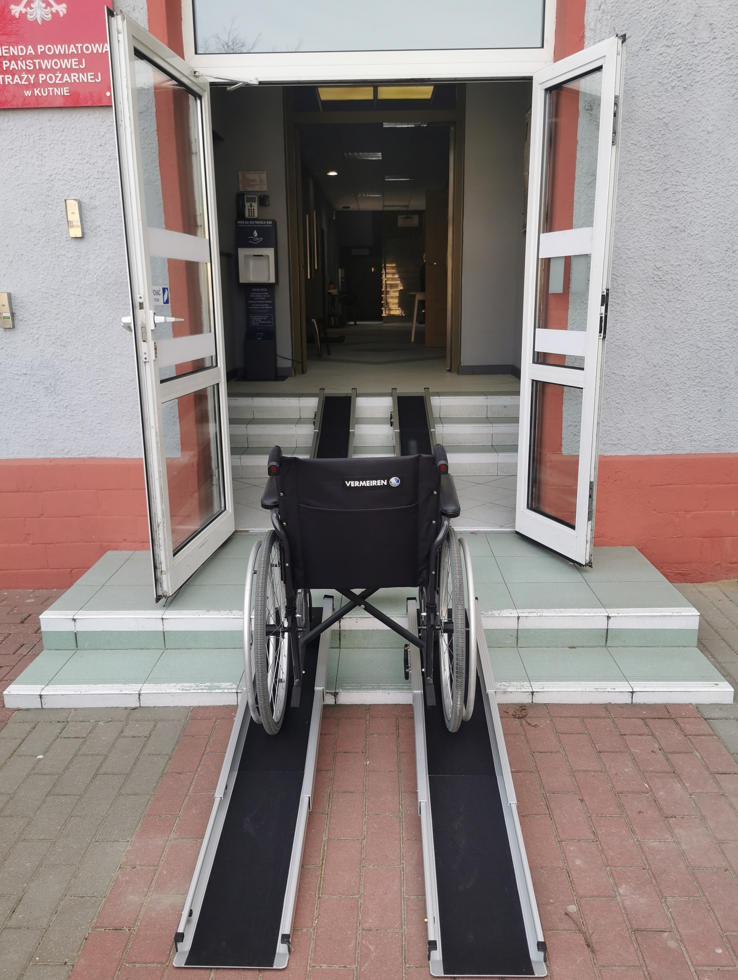 Rozkładana rampa podjazdowa dla wózka inwalidzkiego