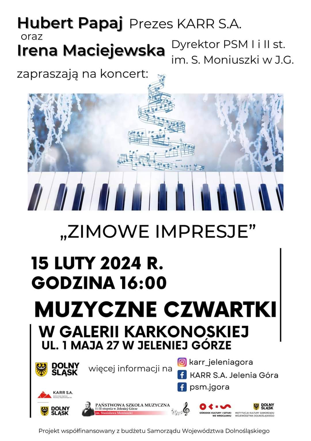 Czarne napisy informujące o wydarzeniu: Hubert Papaj Prezes KARR S.A. oraz Irena Maciejewska Dyrektor PSM I i II stopnia im. Stanisława Moniuszki w Jeleniej Górze zapraszają na koncert. " Zimowe impresje" 15 luty 2024 r., godz: 16:00. Galeria Karkonoska 1 Maja 27 w Jeleniej Górze. Środkowa część to obrazek zimowego szronu z nutową choinką oraz klawiaturą fortepianu.W dolnej części loga: 