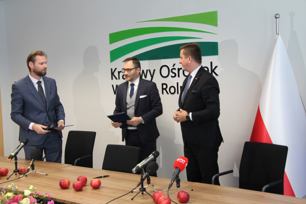Podpisanie umowy pomiędzy OPEGIEKA Sp. z o.o. a KOWR (fot. KOWR)