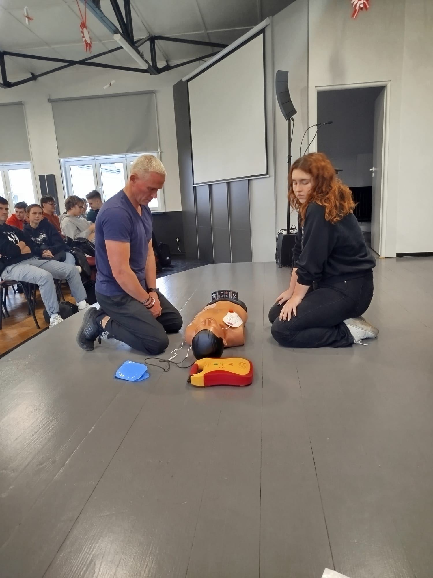 Edukacja w ZSZ - Szkolenie z użycia AED