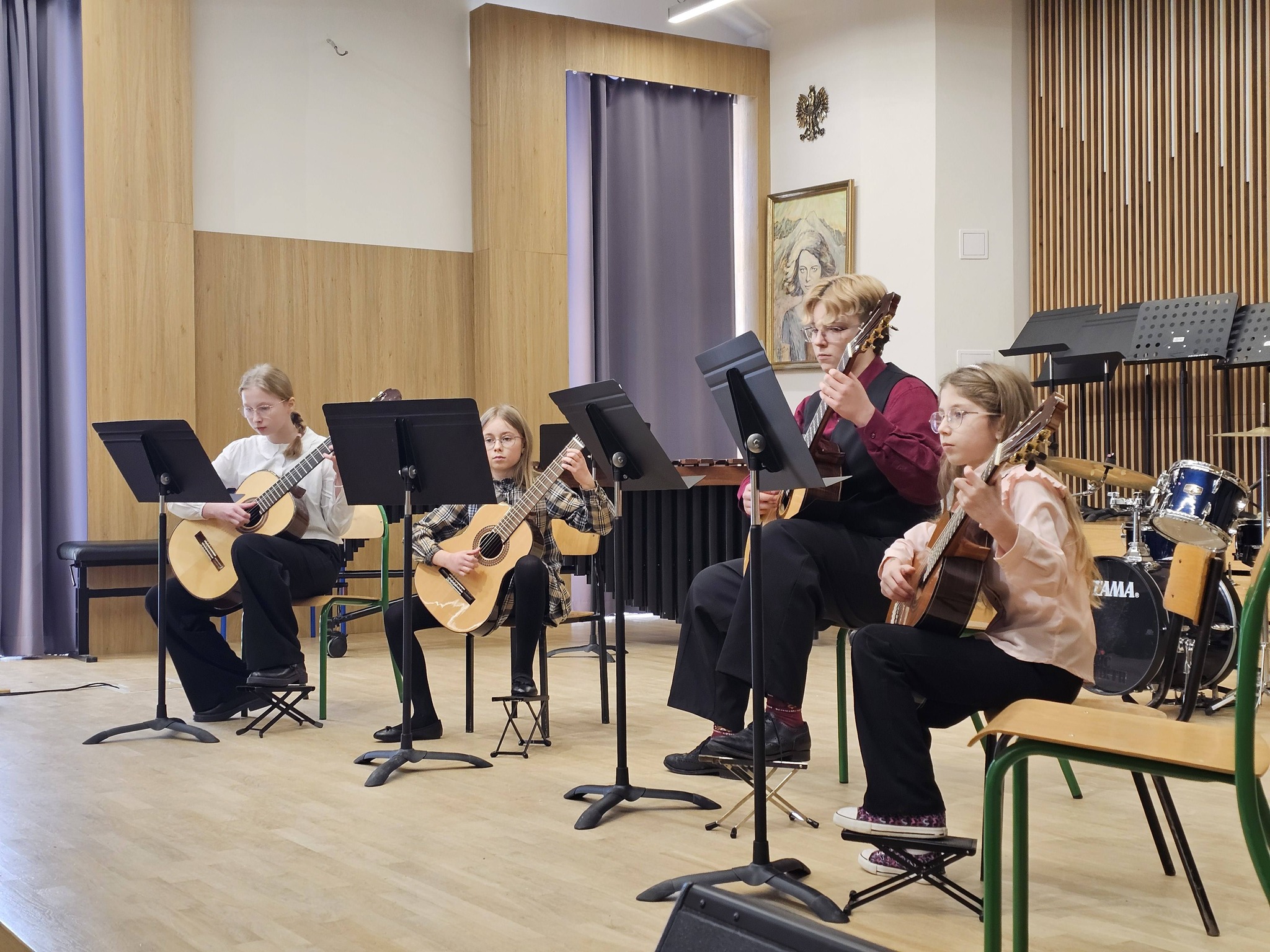 Na scenie uczniowie kwartet gitarowy.