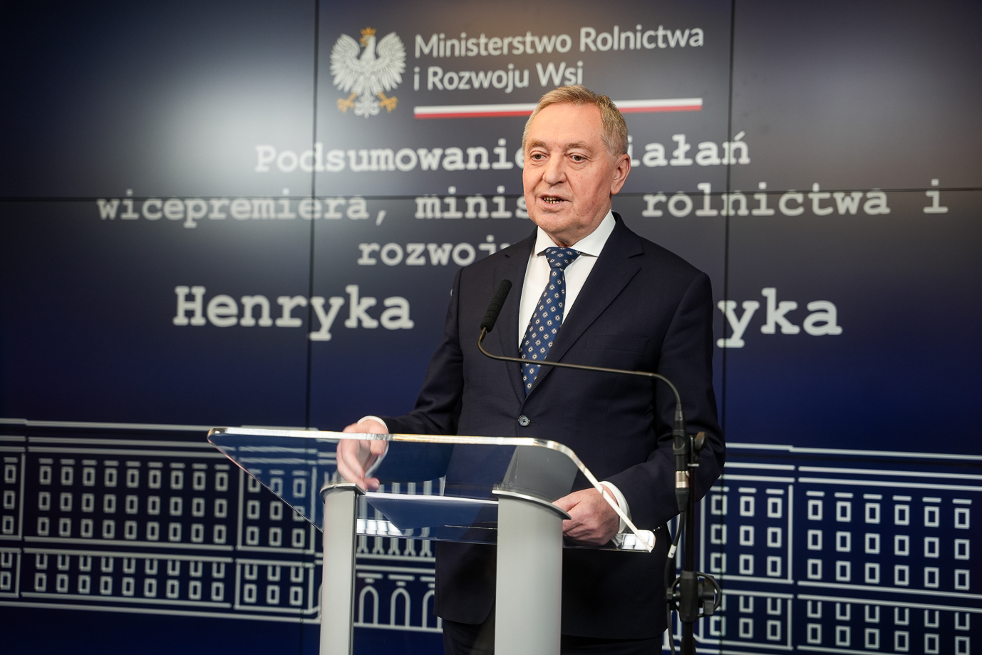 Wicepremier Henryk Kowalczyk odpowiada na pytania dziennikarzy (fot. MRiRW)