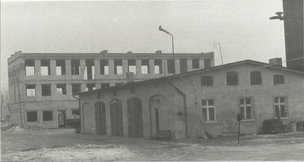 Fot. Stan surowy, na I planie stara strażnica