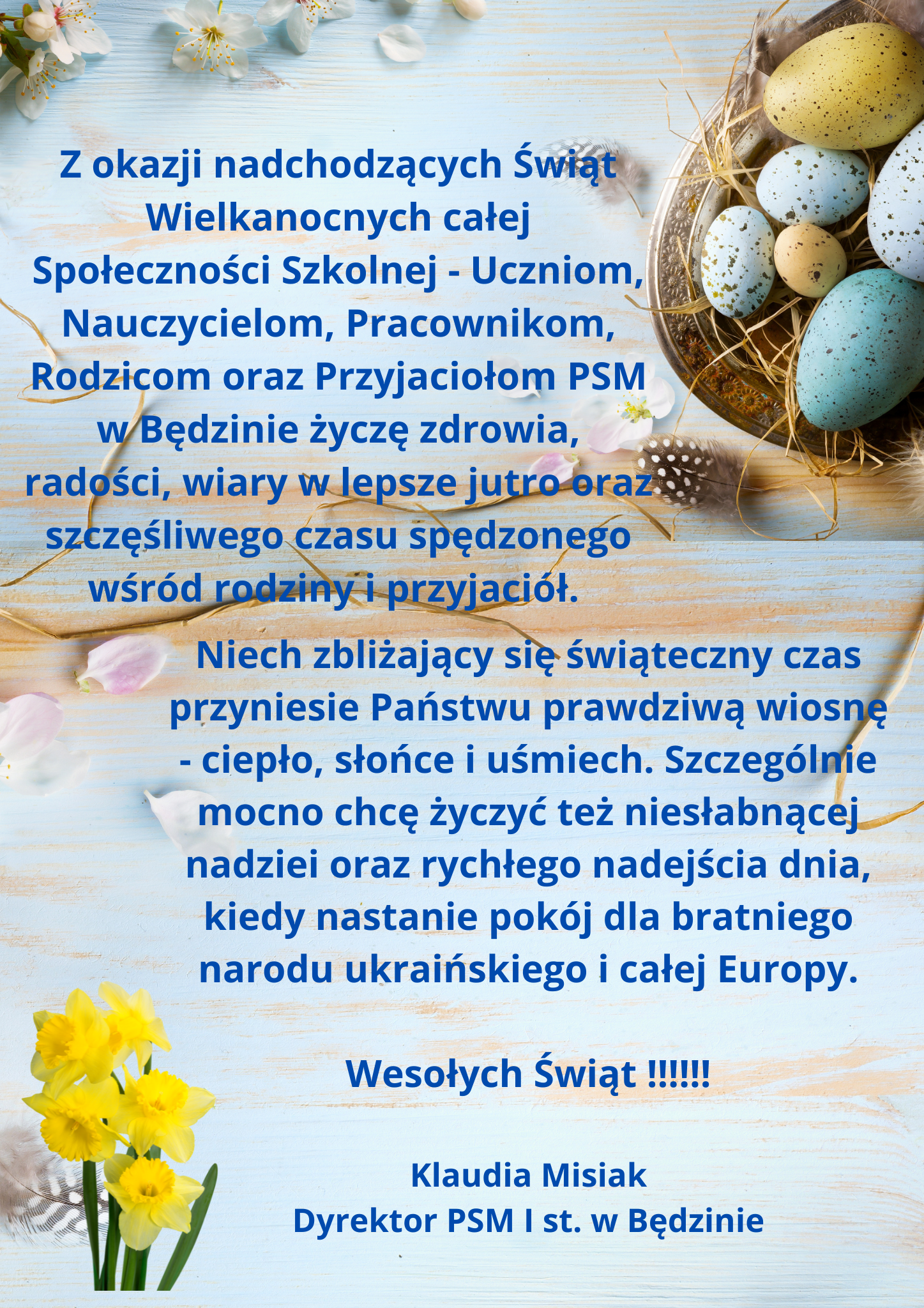 plakat na niebieskim tle, w prawym górnym rogu znajdują się kolorowe pisanki, w lewym dolnym żonkile, na środku tekst życzeń